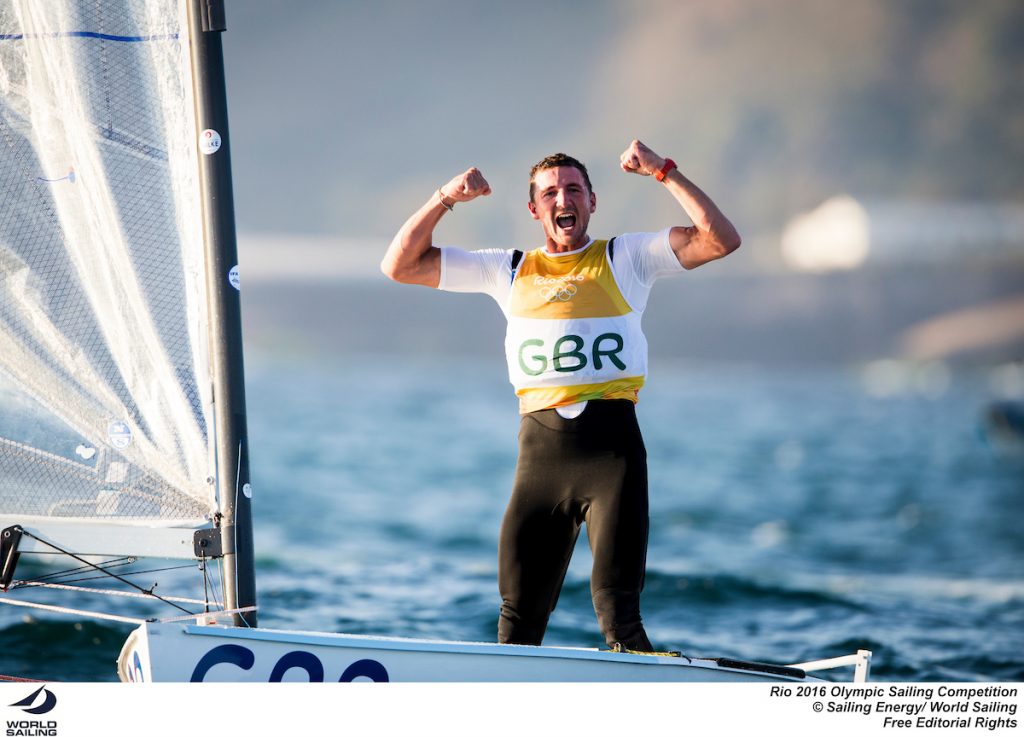 Giles Scott festeggia l'oro appena vinto matematicamente nei Finn. Foto Sailing Energy