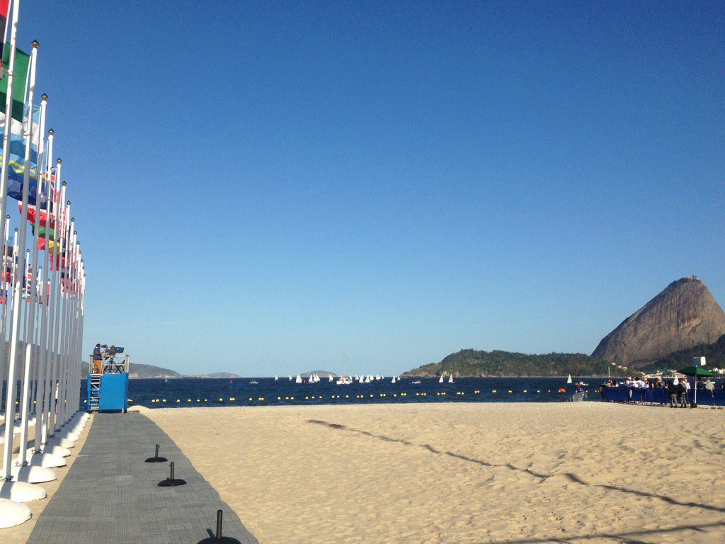 Il campo di regata del Pan di Zucchero, davanti alla spiaggai di Flamengo, dove dalle 18:05 italiane si svolgeranno le Medal Race. Foto Tognozzi