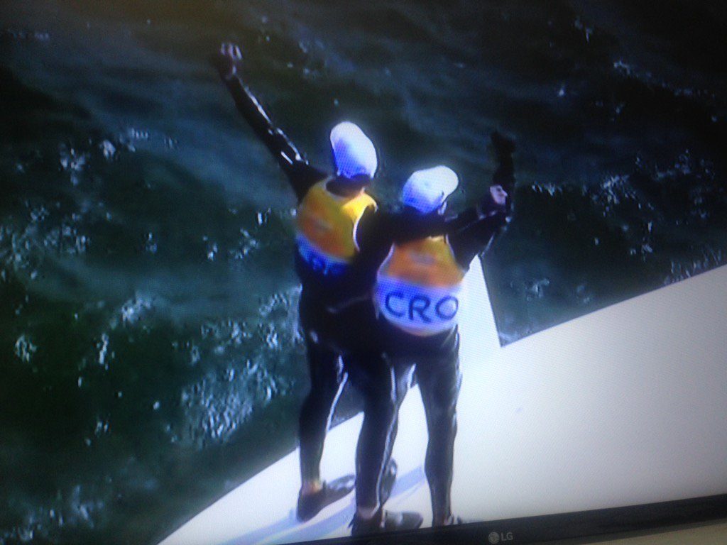 Fantela e Marenic sul loro 470 campione olimpico scuffiato subito dopo l'arrivo