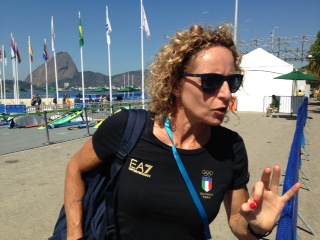 Alessandra Sensini, presente alla regata della sua erede olimpica. "HO buone sensazioni ma sono più nervosa di voi", ha detto la quattro volte medaglia olimpica nel windsurf